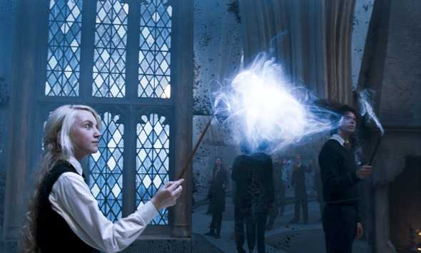 Luna Lovegood invocant un sort de Patronus. Image © 2007 Warner Bros. Ent